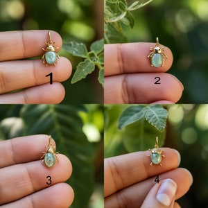 Puede incluir: Cuatro colgantes de escarabajo de oro con detalles de piedras preciosas verdes. Cada colgante está numerado del 1 al 4.