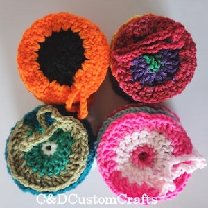 Pu&ograve; includere: Quattro sottobicchieri rotondi all'uncinetto con diversi motivi colorati. I sottobicchieri sono realizzati con una variet&agrave; di colori, tra cui arancione, rosso, rosa, verde e bianco.