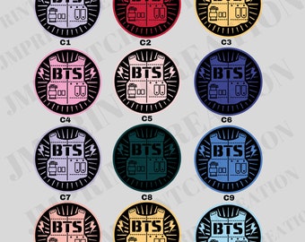 Può includere: Una collezione di dodici disegni circolari con le lettere "BTS" in un font stilizzato, inserite in una grafica di giubbotto antiproiettile. Ogni design ha una diversa combinazione di colori, tra cui rosso, giallo, blu e verde, con un contorno nero.