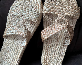 Sandalias de paja de jacinto de agua hechas a mano, chanclas ecológicas