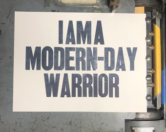 Soy un guerrero moderno. Letterpress impreso. Cartel tipo madera