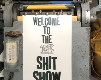 Bienvenidos al cartel del espectáculo de mierda. Letterpress impreso. Impresión xilografía tipo madera. 12" x 18" tamaño