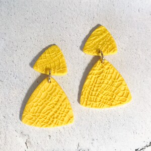 Pendientes amarillos / Pendientes triángulo amarillos / Tachuelas amarillas / Pendientes de diseño amarillos / Pendientes de declaración / Poste de titanio / Arcilla polimérica