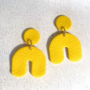Gele oorbellen / gele drop oorbellen / geel bengelen oorbellen / designer oorbellen / statement oorbellen / titanium post oorbellen / polymeer klei