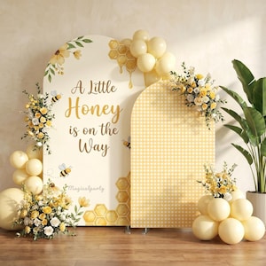 Puede incluir: Dos paneles arqueados para eventos, uno de color crema con patrones de panal, ilustraciones de abejas y el texto A Little Honey is on the Way, y otro con cuadros amarillos, decorados con globos amarillos y blancos y arreglos florales.