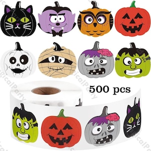 Op de afbeelding: Een verzameling Halloween-stickers met verschillende ontwerpen, waaronder pompoenen, een zwarte kat, een vampier, een uil, een mummie en een zombie. De stickers zijn in verschillende kleuren en staan op een rol met de tekst "500 stuks".