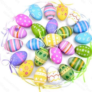Può includere: Una collezione di uova di Pasqua colorate con vari motivi e disegni. Le uova sono in plastica e hanno una finitura lucida. Sono decorate con strisce, pois, fiori e altri motivi festivi.