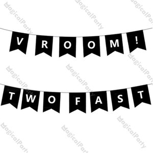 Op de afbeelding: Zwart-witte banner met de tekst "VROOM! TWOFAST" in witte letters. De banner is gemaakt van vilt en aan elkaar geregen met een wit touwtje.