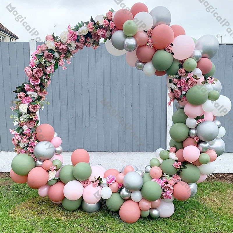 Arche de ballons bohème : 75 ballons roses et beiges et fleurs de