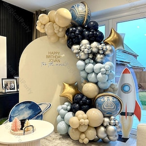 Kit ghirlanda di palloncini Space Baby da 136 pezzi, blu navy, sabbia naturale, oro bianco, arco di palloncini in agata 4D, decorazioni per feste di compleanno per ragazzi