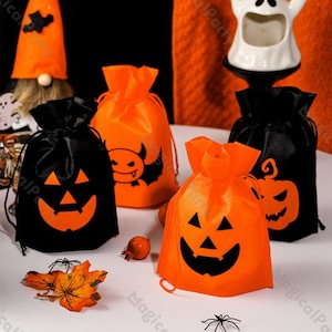 Puede incluir: Bolsas con cordón naranja y negro con temática de Halloween. Las bolsas naranjas presentan caras de jack-o'-lantern, mientras que las bolsas negras tienen diseños de calabazas y diabólicos. Decoración en forma de gnomo y fantasma en el fondo.