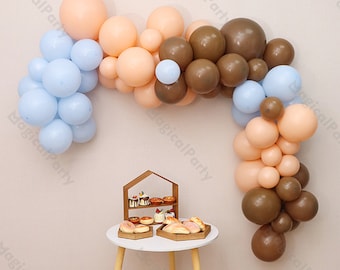 Guirlanda de balões boho com 117 peças em tons de creme, pêssego e azul, ideal para chá de panela, revelação de gênero, aniversário, chá de bebê e bodas.