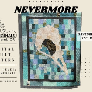 Può includere: Un modello di trapunta digitale intitolato "Nevermore" con una dimensione finita di 76 pollici per 94 pollici. Il modello presenta una silhouette bianca di un corvo su uno sfondo di quadrati blu, verdi e neri.