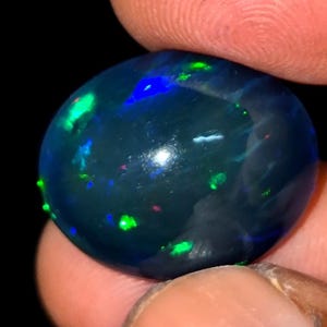 11,25 CTS Opala negra etíope de alta qualidade, cabochão oval, fogo arco-íris, opala de fogo fumê multicolorida para fazer joias