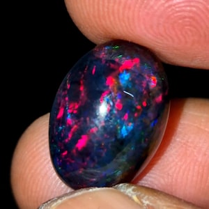 4,85 CTS Ein hochwertiges Punktfeuer äthiopischer Schwarzopal, ovales Cabochon, Regenbogenfeuer, mehrfarbiger Rauchfeueropal zur Herstellung von Schmuck