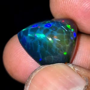 Opale nero etiope di alta qualità da 8,60 carati, cabochon da trilioni, miele arcobaleno, opale di fuoco fumo multicolore per la creazione di gioielli