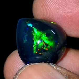 8,60 CTS Opala negra etíope de alta qualidade, cabochão em forma de coração, fogo arco-íris, opala de fogo fumê multicolorida para fazer joias