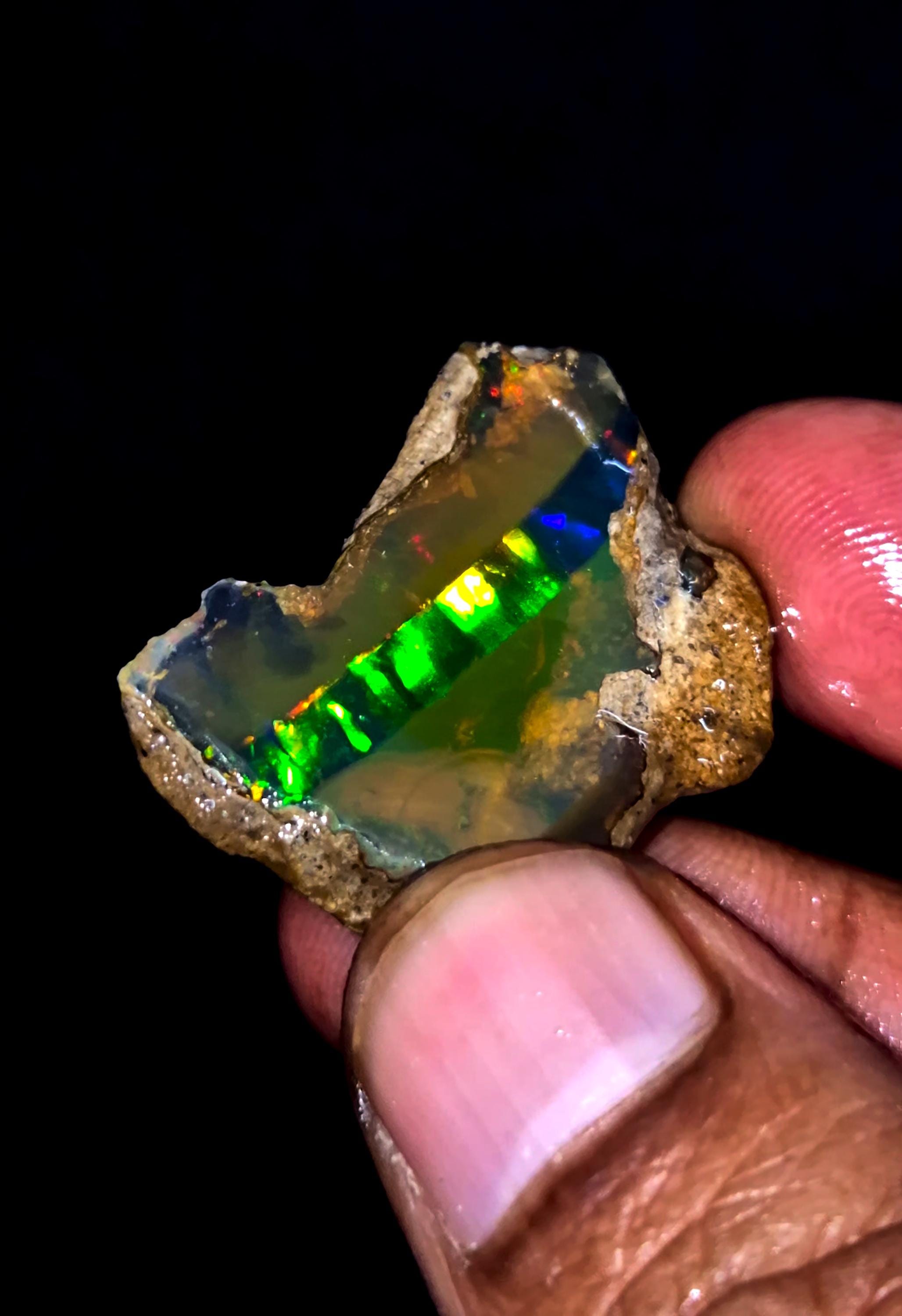 AAA+ エチオピア産 ウェロオパール 天然原石 50-80CT / Carefully