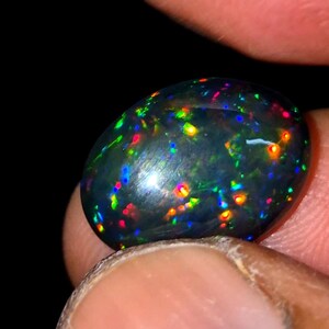 3.35CTS Une opale noire d'Éthiopie de qualité supérieure, cabochon poire, feu arc-en-ciel, opale de feu fumée multicolore pour la fabrication de bijoux
