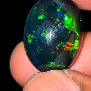 8,90 carati di opale nero etiope di alta qualità, cabochon ovale, fuoco arcobaleno, opale di fuoco fumo multicolore per la creazione di gioielli