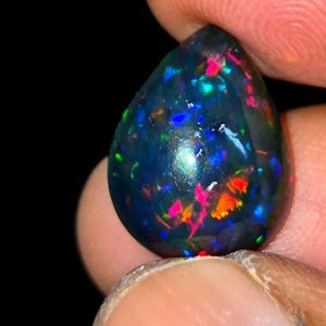 4,05 CTS Ein hochwertiges Punktfeuer äthiopischer Schwarzopal, Birnencabochon, Regenbogenfeuer, mehrfarbiger Rauchfeueropal zur Herstellung von Schmuck
