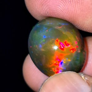 11.CTS Un opale nero etiope di alta qualità, cabochon ovale, fuoco arcobaleno, opale di fuoco fumo multicolore per la creazione di gioielli