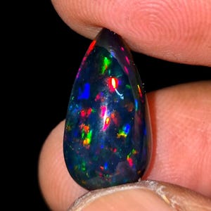 2,95 CTS Opala negra etíope de alta qualidade, cabochão em forma de pêra, fogo arco-íris, opala de fogo fumê multicolorida para fazer joias