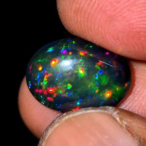 3,35 CTS Uma opala negra etíope de fogo de alta qualidade, cabochão oval, fogo arco-íris, opala de fogo fumê multicolorida para fazer joias