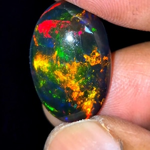 6,60 CTS A Topkwaliteit Dot Fire Ethiopische Black Opal, ovale cabochon, Rainbow Fire, Multi Color Smoke Fire Opal voor het maken van sieraden