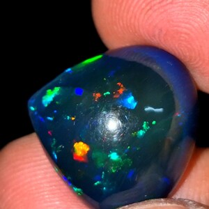 9,70 CTS Opala negra etíope de alta qualidade, cabochão em forma de pêra, fogo arco-íris, opala de fogo fumê multicolorida para fazer joias