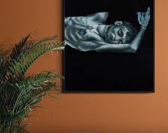 Puede incluir: Una pieza de arte mural rectangular enmarcada que presenta una pintura monocromática en escala de grises de una figura reclinada con los ojos cerrados, descansando un brazo sobre la cabeza. La figura está sobre un fondo negro sólido.