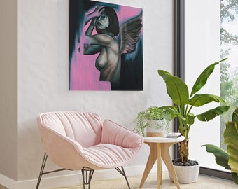 Puede incluir: Una pintura de una mujer con alas, ella está mirando hacia abajo con su mano en su frente. El fondo es rosa y azul.