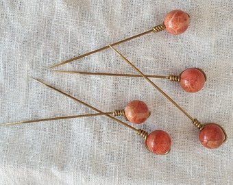 Mittelalter Gewandnadel, Schleiernadel mit einer Korallen Perle