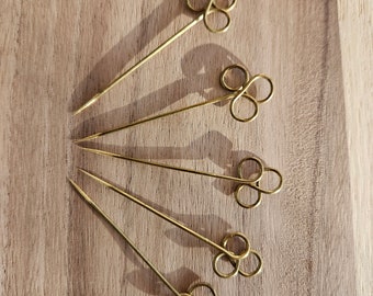 Mittelalterliche Gebende / Gewandnadel aus Messing mit Kleeblattkopf