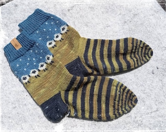 Hand-knitted socks with a unique sheep pattern made of hand-dyed wool with cuffs size 40
