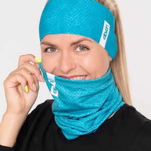 Puede incluir: Una diadema y un cuello de color azul turquesa con un logotipo blanco que dice "elevate".