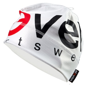 Puede incluir: Diadema blanca para correr con texto negro que dice "elven sweats" y un círculo rojo con un "3" blanco en su interior. La diadema tiene una etiqueta negra que dice "elven".