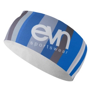 Op de afbeelding: Blauw en grijs gestreept hoofdband met de tekst "evn sportswear" in wit.