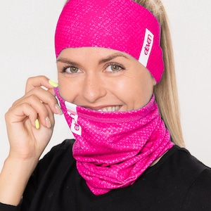 Puede incluir: Diadema y cuello de punto con estampado rosa y la palabra "eleven" impresa en el lateral de la diadema.