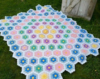 Amazing Vintage Soft white Fussy cut “Flower Garden quilt, Well planned concentric