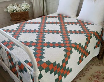 "Wunderbare und frühe Pennsylvania antike 1880er Jahre Kattun rot und grün Bars unter ""Irish Chain"" Quilt."