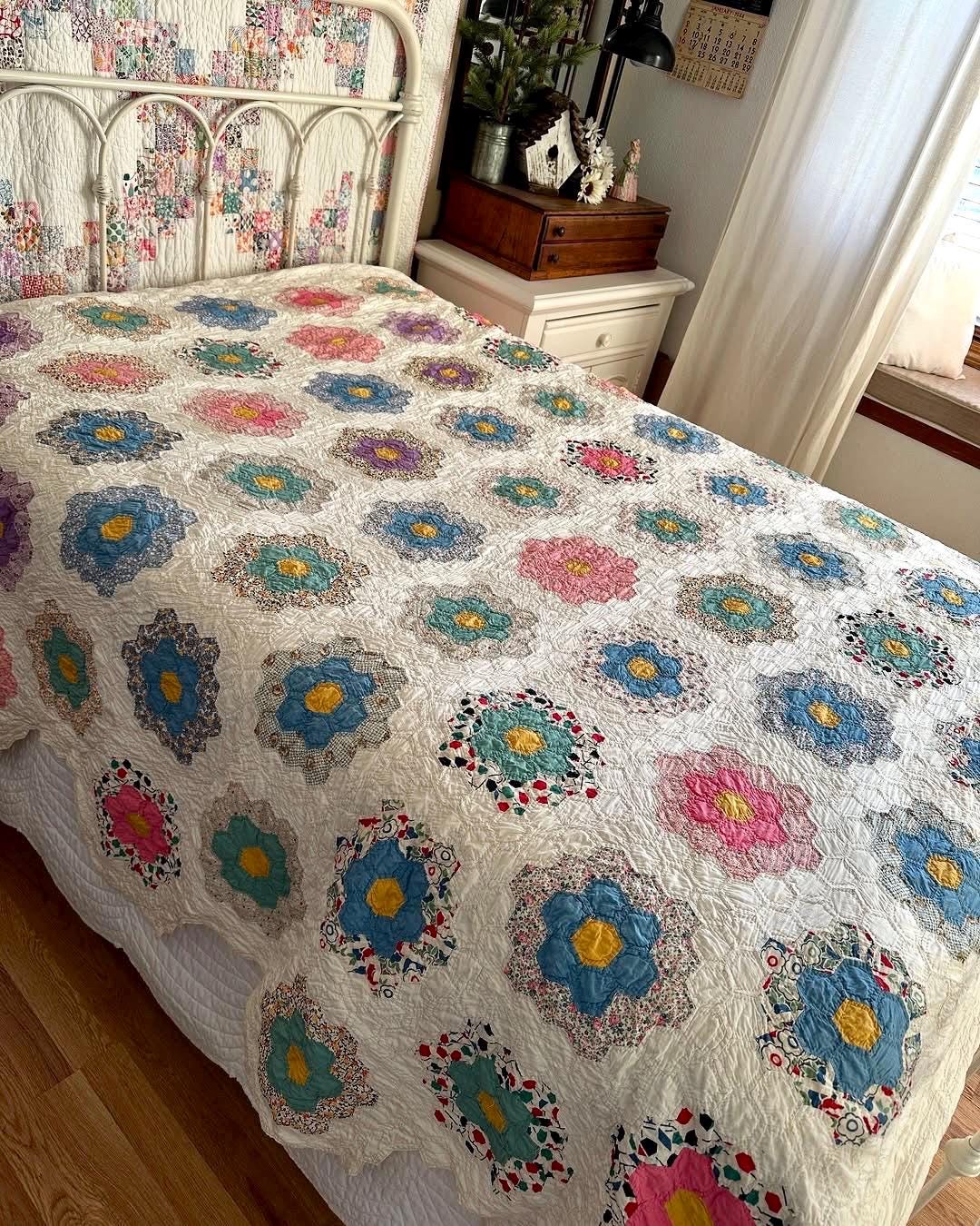 1940年代のおばあちゃんのフラワーガーデンキルト、手縫い - Etsy 日本