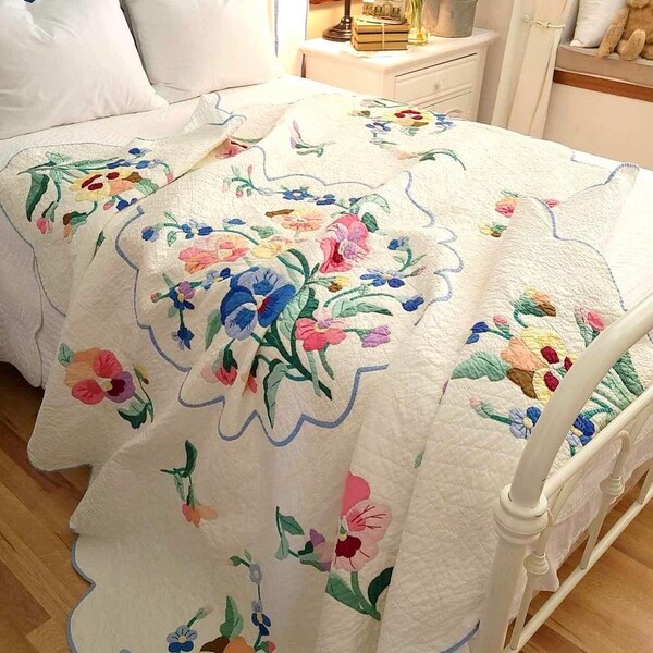 Fabulous vintage 40s applique “Pansy” quilt