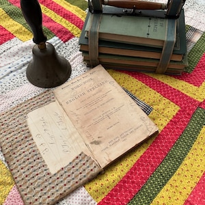 Circa 1900 Blockhaus Quilt Tagesdecke mit schönen Stoffen, darunter mehrere Hemddrucke