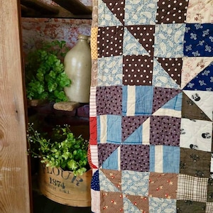 Wunderbarer antiker 1880er kalico roter “broken Dishes” Variante PA Quilt - viel Indigoblau
