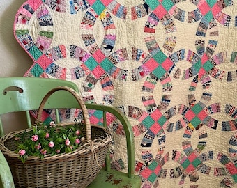 One of a kind vintage pink and green “wedding ring” quilt