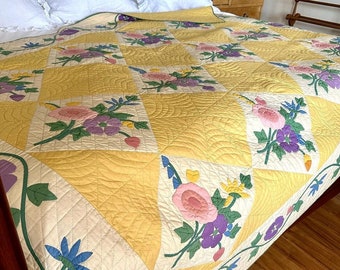 Herrlicher gelb und hell cremefarbener “Blumenstrauß” -Quilt