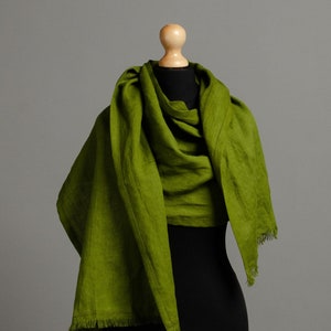 Écharpe en lin naturel longue et large pour femme, écharpe en lin de couleur olive, cadeau de Noël, châle en lin, foulard dété, grande écharpe en lin image 1