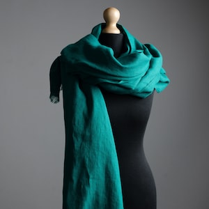 Long and wide EMERALD GREEN unisex linen scarf, bright green linen scarf for women, soft linen scarves, linen Shawl, big linen scarf image 2