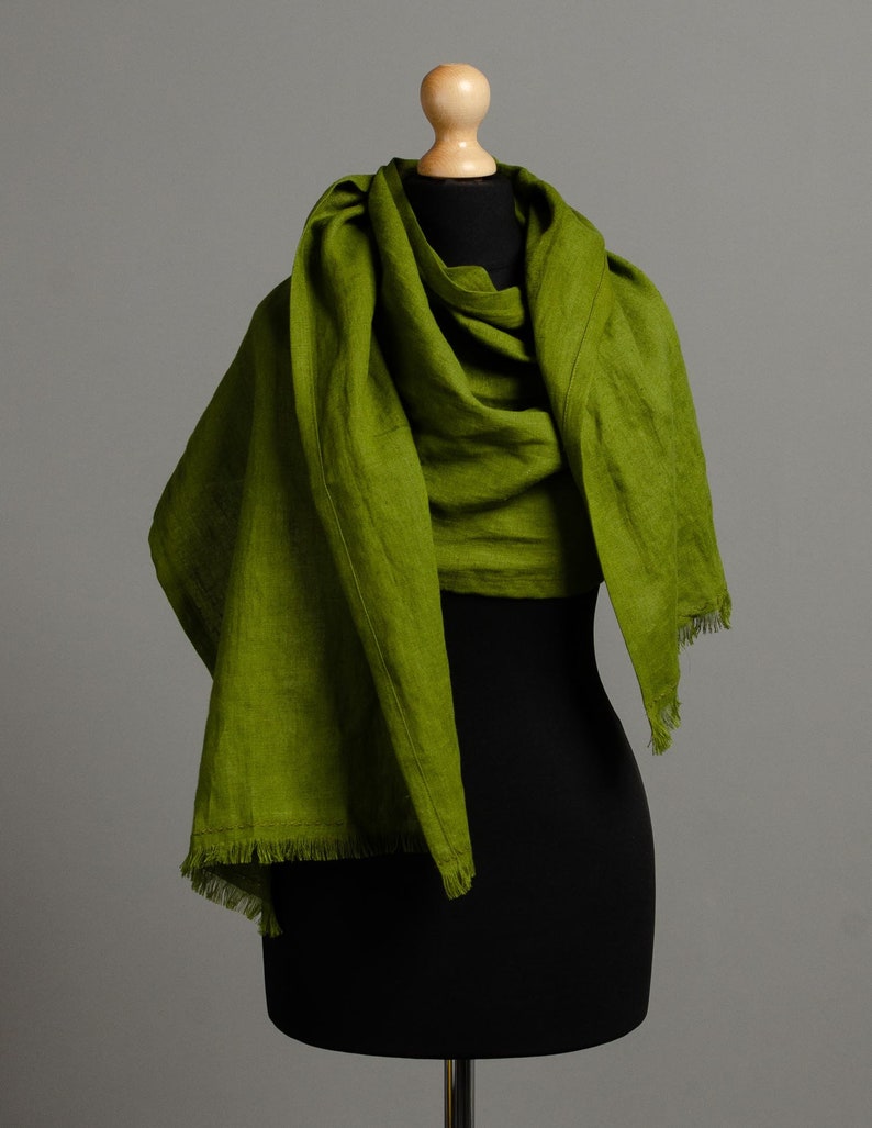 Écharpe en lin naturel longue et large pour femme, écharpe en lin de couleur olive, cadeau de Noël, châle en lin, foulard dété, grande écharpe en lin image 1